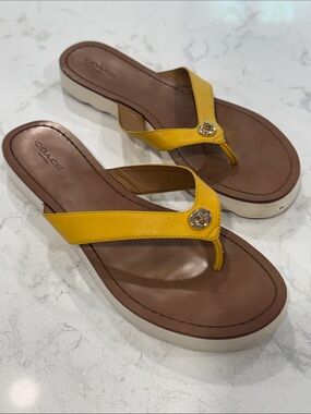 Coach Shelly Signature Turnlock Thong Sandals Yellow Flip Flops Womens 9.5